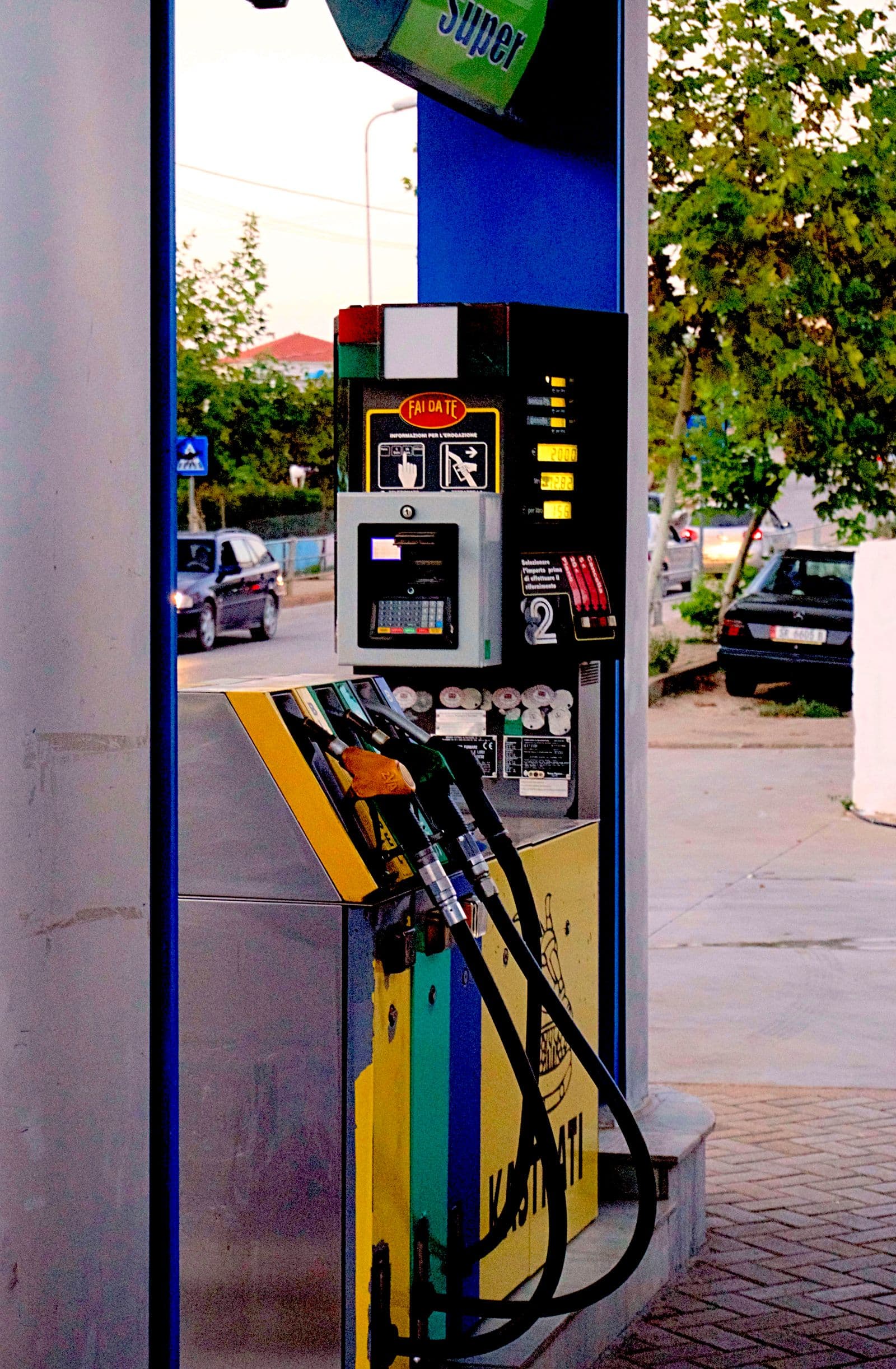 Brandstofpompen op een tankstation