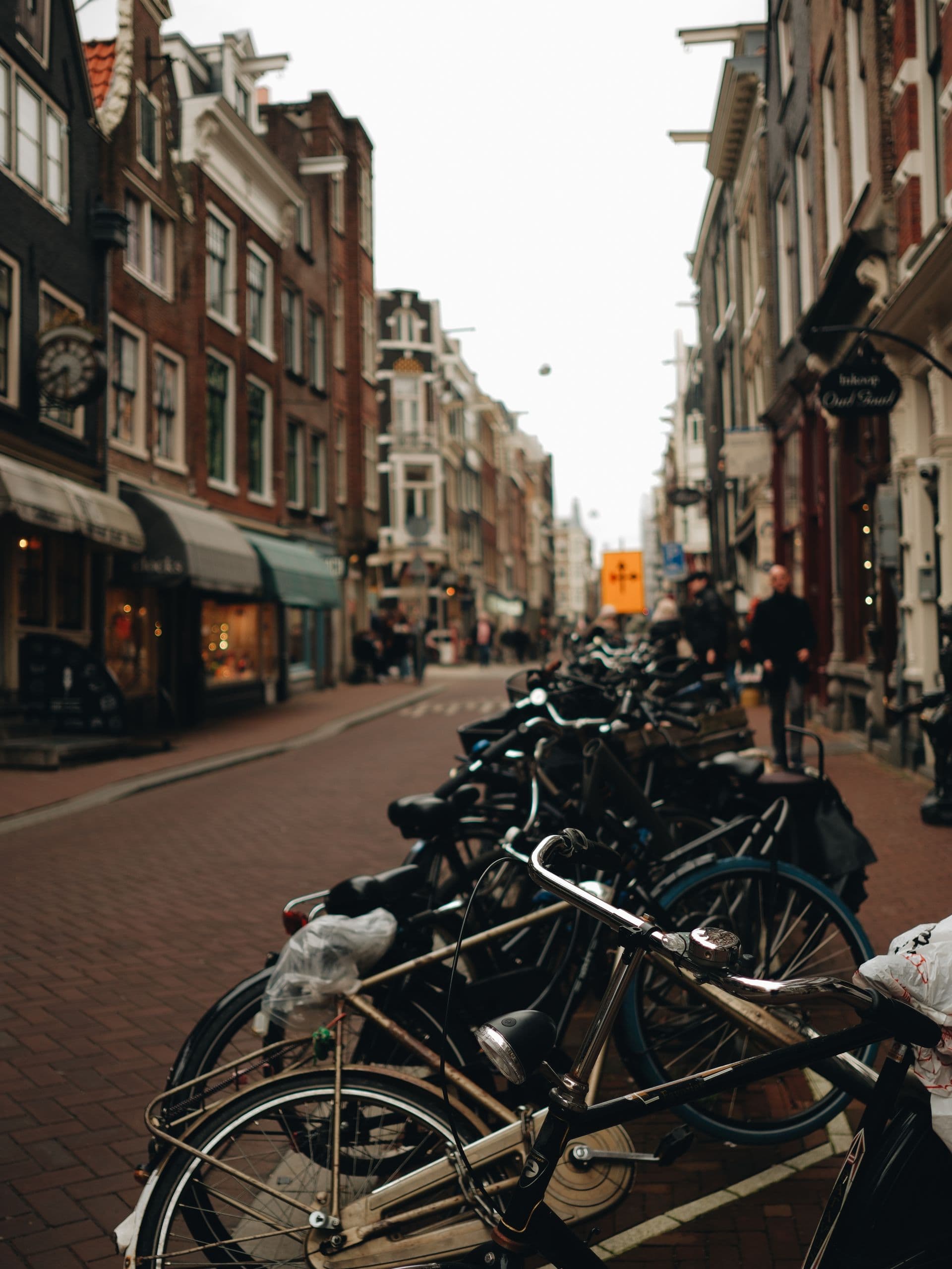 Winkelstraat met geparkeerde fietsen voor de gevels