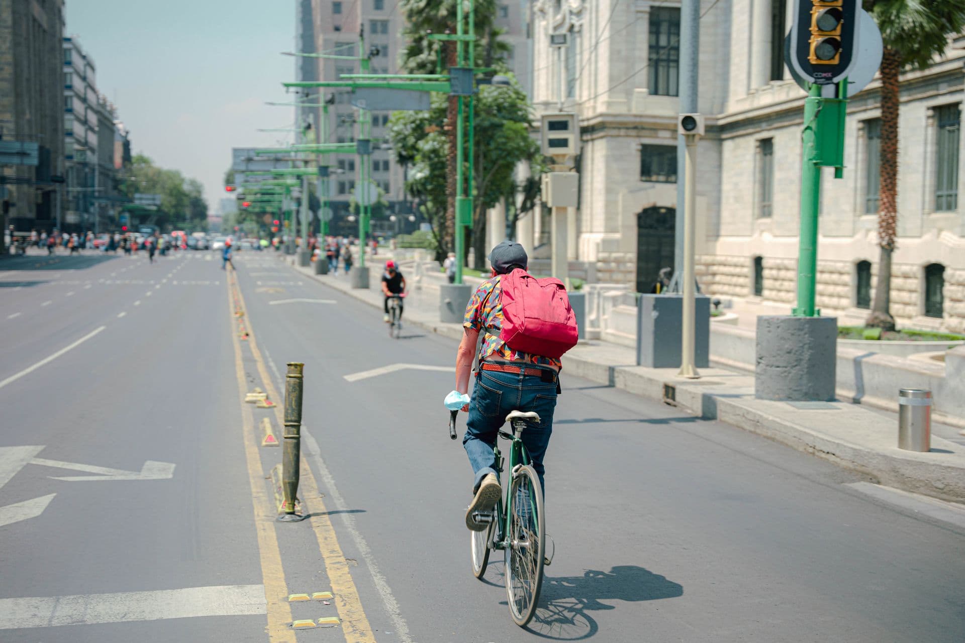 Fietser op een stadsstraat op een zonnige dag