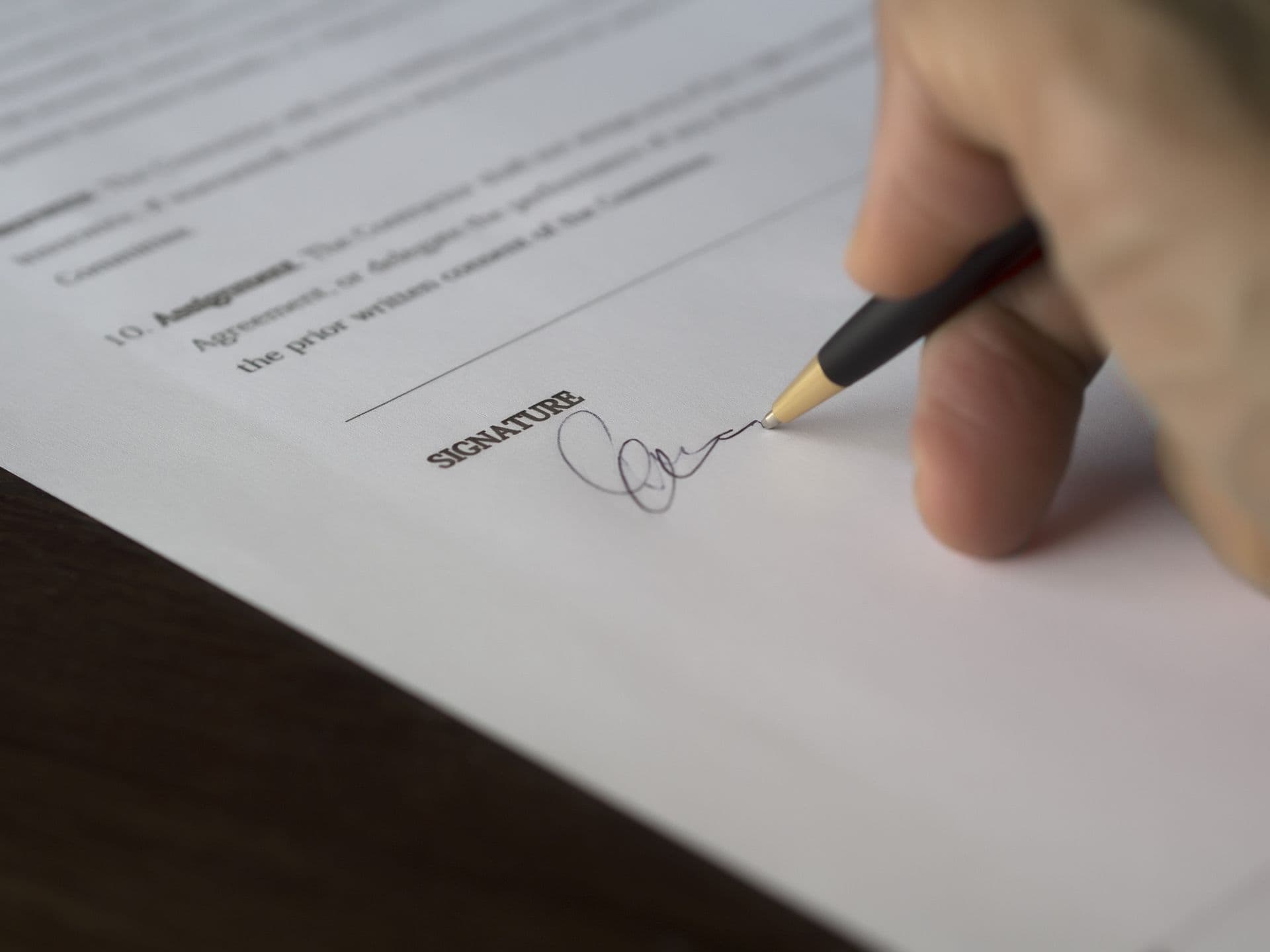 Hand die met een pen een contract ondertekent