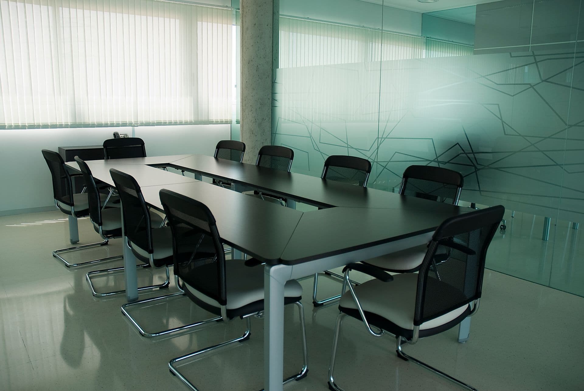 Vergadertafel met stoelen in een kantoor