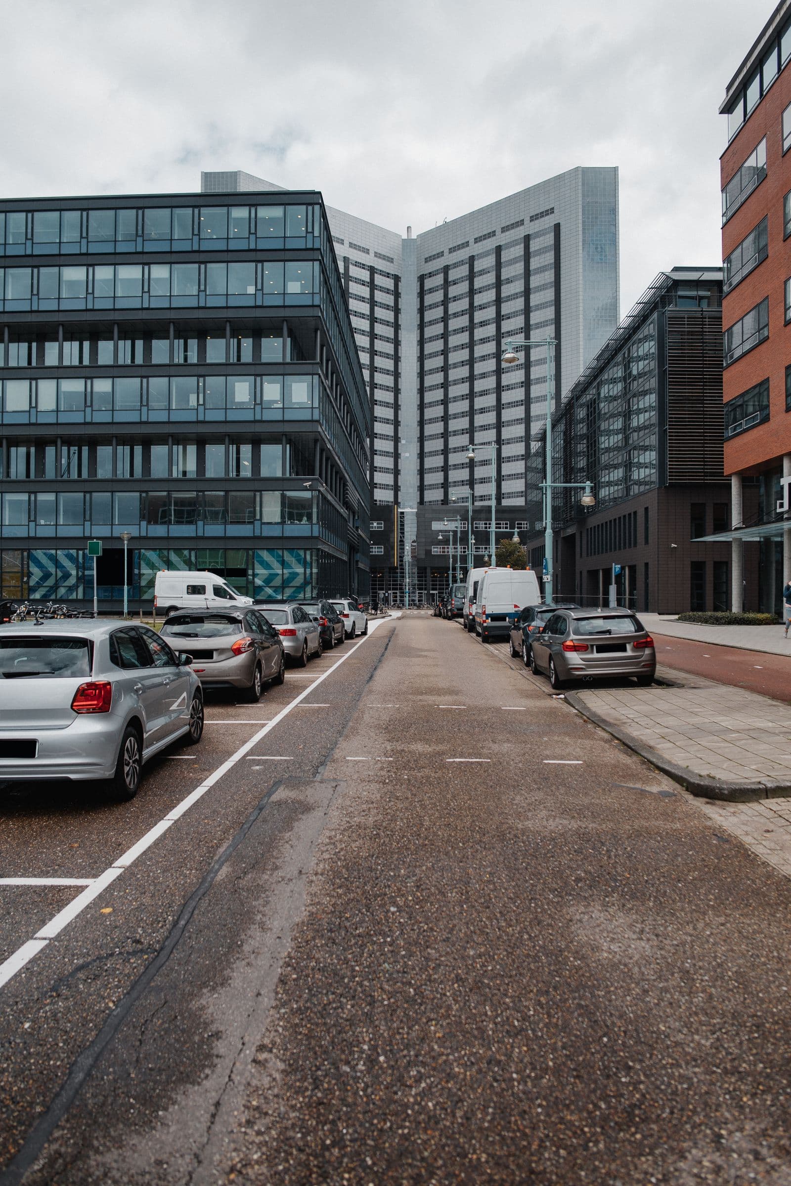 Auto's langs een straat in een moderne stadswijk